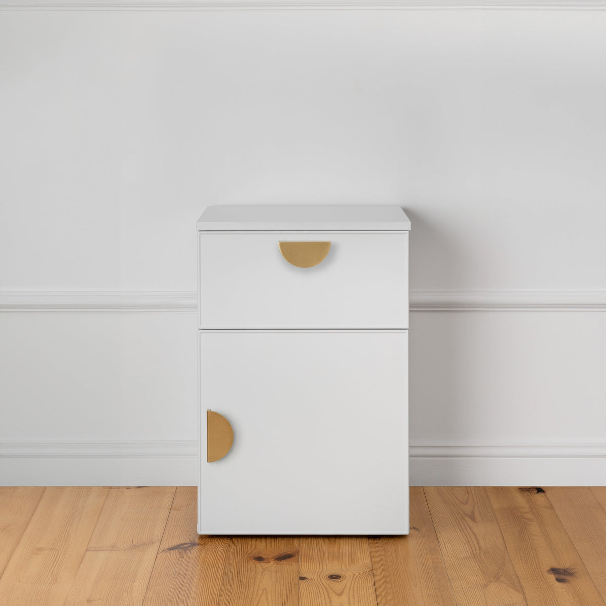 PORTO BEDSIDE TABLE - WHITE - SLIM - HALF MOON BRASS